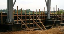 Устройство подпорной стенки и цоколя склада